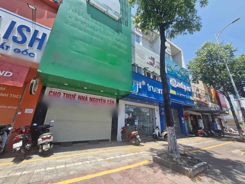 Muchas locales comerciales estan constantemente colgando letreros en la calle Dien Bien Phu (distrito de Thanh Khe, Da Nang). Foto: Thu Giang
