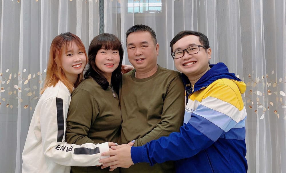 The father is always an ideal model for his children to follow. Photo: Tuan Dat