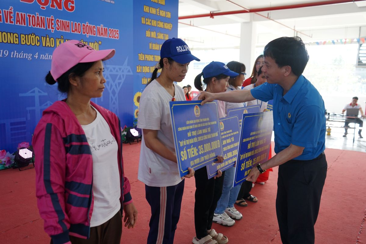 Dai dien lanh dao LDLD tinh Thanh Hoa trao ho tro nha “Mai am Cong doan” cho doan vien kho khan nhan “Thang Cong nhan” nam 2025. Anh: Quach Du
