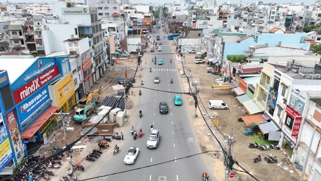 Clearing the ground on Truong Chinh Street (Tan Binh District, Ho Chi Minh City) for Metro Line 2. Photo: Anh Tu