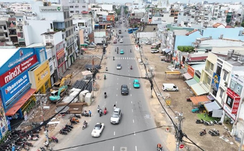 Clearing the ground on Truong Chinh Street (Tan Binh District, Ho Chi Minh City) for Metro Line 2. Photo: Anh Tu