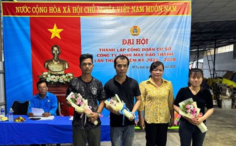 In the first six months of 2025, Tra Vinh trade unions at all levels admitted over 3,100 new union members. Photo: Hoang Loc