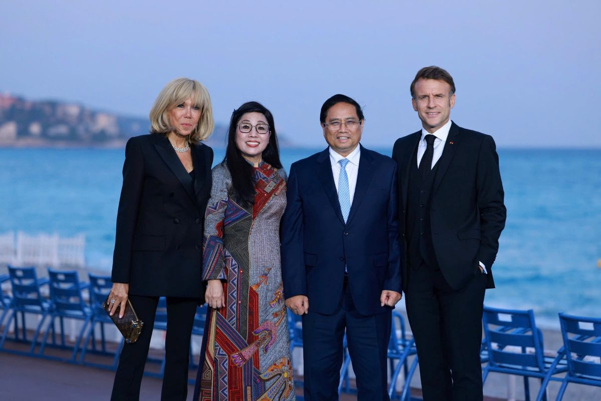 Tong thong Phap Emmanuel Macron va Phu nhan chao mung Thu tuong Chinh phu Pham Minh Chinh va Phu nhan tai tiec chieu dai trong the. Anh: VGP