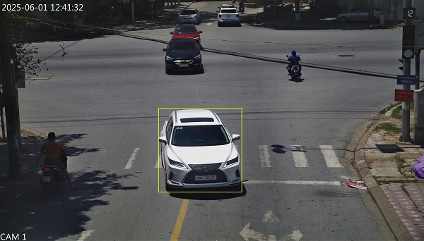 Los autos invadieron el carril, aplastando marcas de carretera en Quang Trung Street, Bac Giang City, provincia de Bac Giang. Foto: Policia de Bac Giang