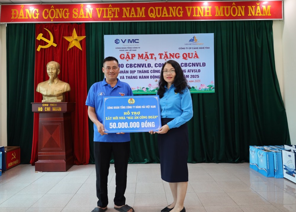 Dai dien lanh dao Cong doan Tong Cong ty Hang hai Viet Nam trao ho tro “Mai am Cong doan” cho doan vien (ben trai). Anh: Chu Linh