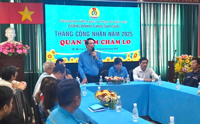 Mr. Le Phan Linh - Chairman of the Trade Union of Vietnam National Shipping Lines encouraged workers during Workers' Month 2025. Photo: Chu Linh