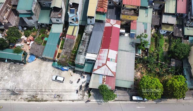 Những căn nhà tạm bợ, lụp sụp giữa lòng TP Tuyên Quang, người dân không thể xây dựng, chuyển nhượng vì không có giấy chứng nhận quyền sử dụng đất. Ảnh: Việt Bắc.