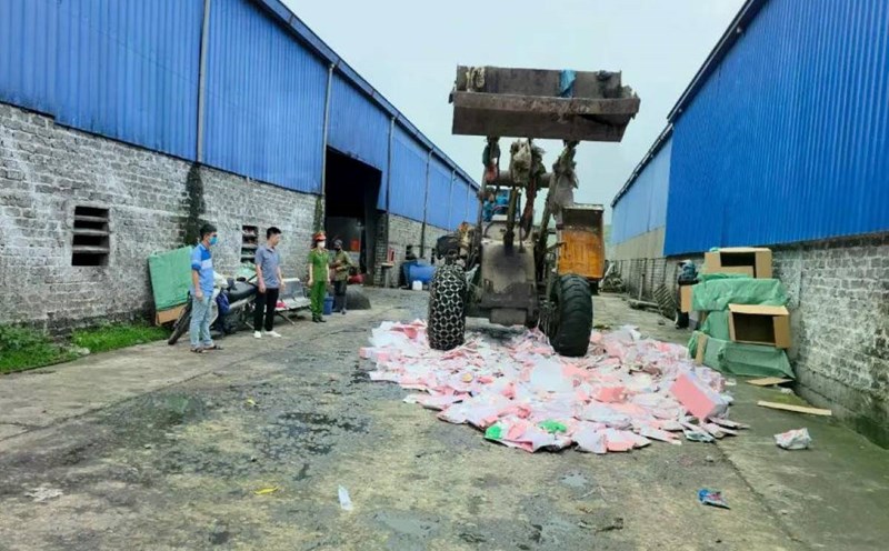 Quang Ninh Provincial Police destroyed the Baby Three puppets of unknown origin, containing Formaldehyt exceeding the permitted content. Photo: Quang Ninh Police