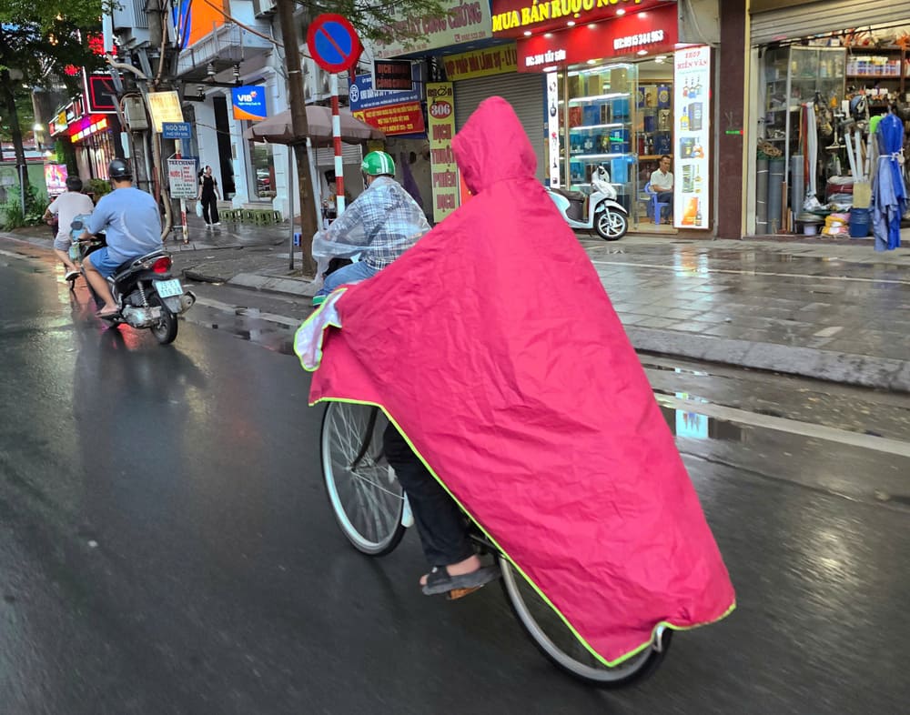 Parents should choose the right raincoats to ensure the safety of their children when cycling in the rain. Photo: Tuan Dat