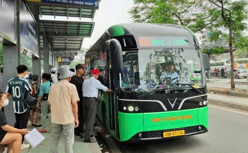 Public passenger transport is increasingly attracting customers. Photo: Huu Giang