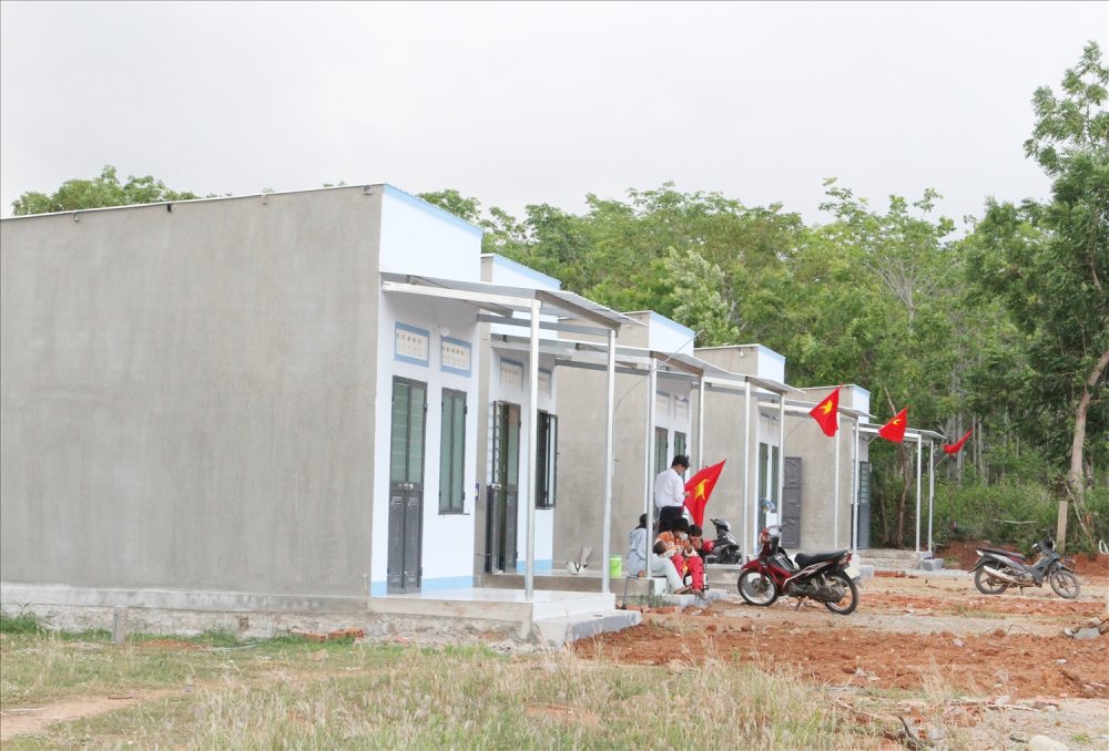 Los hogares dificiles en la provincia de Ninh Thuan son apoyados con fondos para nivelar y construir casas solidas. Foto: Son Hao