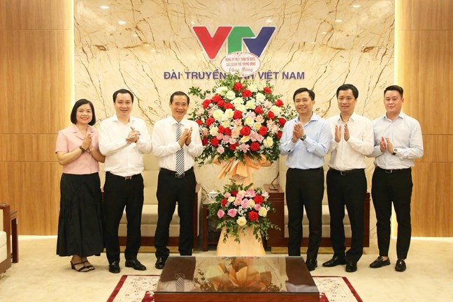El subsecretario del Comite del Partido de las organizaciones de masas del Frente de Patrillo y Central Nguyen Thai Hoc presento flores para felicitar a la television de Vietnam. Foto: Huong Diep