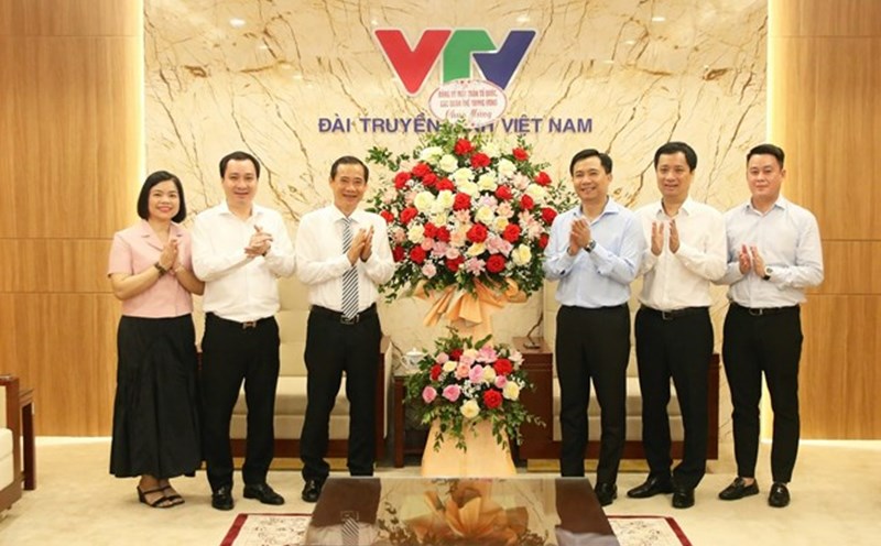 Deputy Secretary of the Party Committee of the Fatherland Front and Central Agencies Nguyen Thai Hoc presented flowers to congratulate Vietnam Television. Photo: Huong Diep