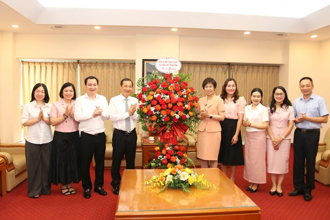 Pho Bi thu Dang uy MTTQ, cac doan the Trung uong Nguyen Thai Hoc tang hoa chuc mung Thong tan xa Viet Nam. Anh: Huong Diep