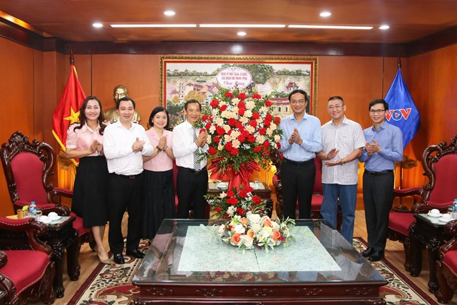 Pho Bi thu Dang uy MTTQ, cac doan the Trung uong Nguyen Thai Hoc tang hoa chuc mung Dai Tieng noi Viet Nam. Anh: Huong Diep