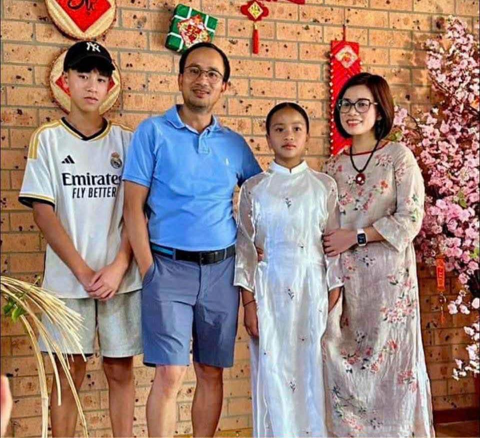 Mr. Hoang Hieu Huy - who has just been announced to be awarded the Australian Medal of Honor - with his wife and children in Australia. Photo provided by the character