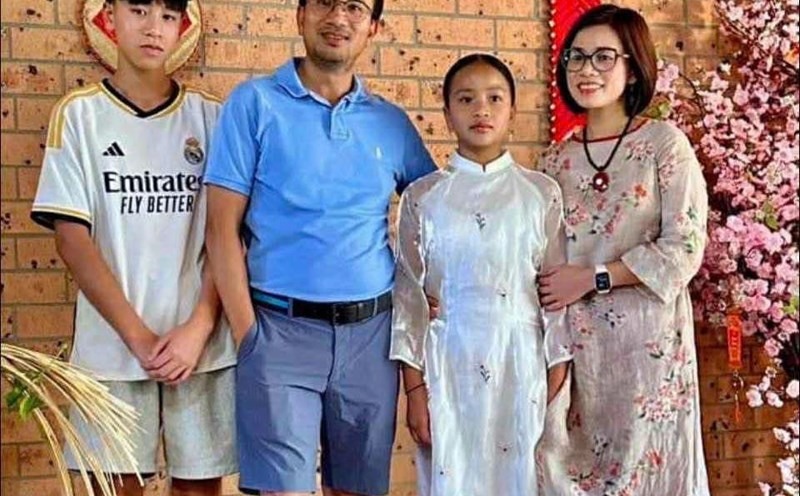 Mr. Hoang Hieu Huy - who has just been announced to be awarded the Australian Medal of Honor - with his wife and children in Australia. Photo provided by the character