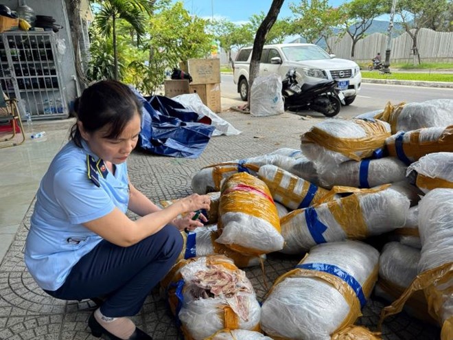 700kg mực khô có dấu hiệu mốc, bốc mùi bị bỏ lại ở vỉa hè tại Đà Nẵng