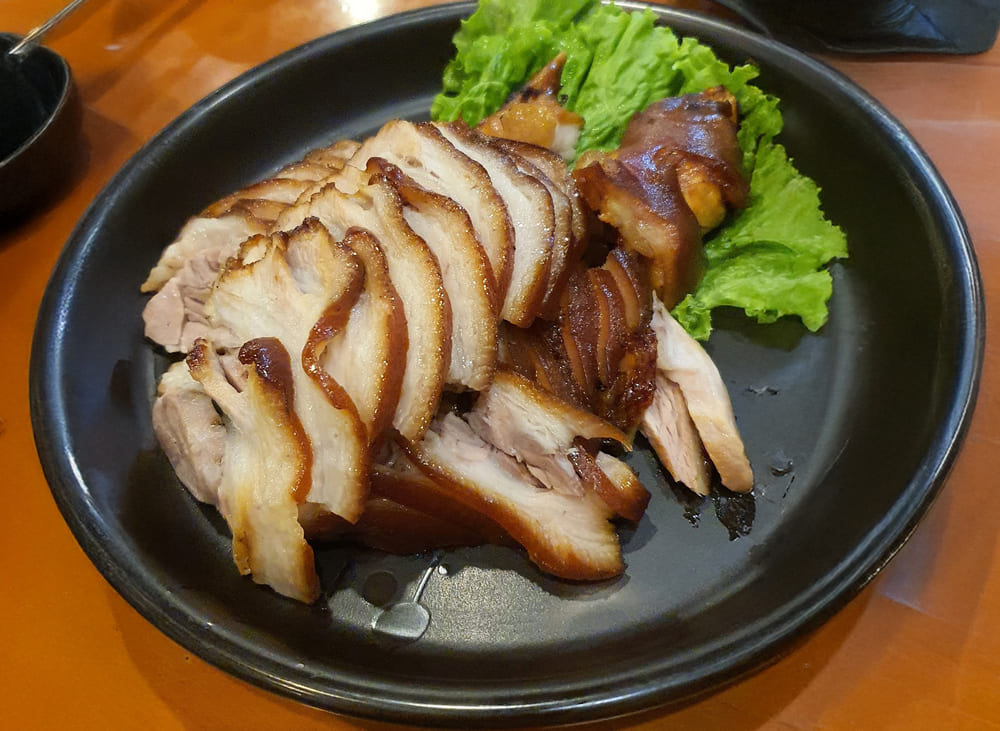 Chân giò hầm xì dầu khá dễ làm và rất phù hợp với khẩu vị của nhiều gia đình. Ảnh: Tuấn Đạt