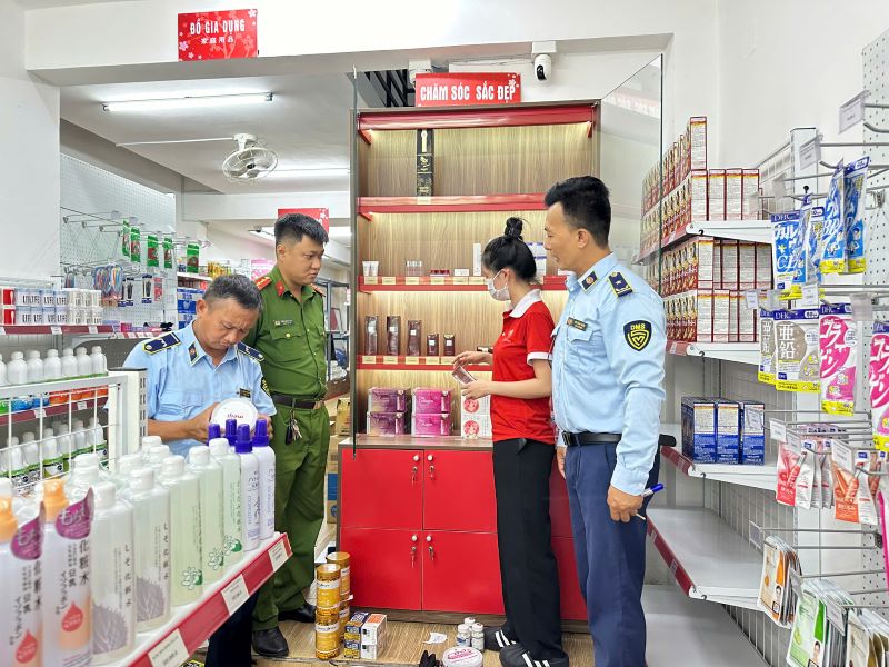 Da Nang incauto temporalmente 287 alimentos funcionales, leche, cosmeticos importados sin papeles. Foto: Departamento de gestion del mercado de Da Nang