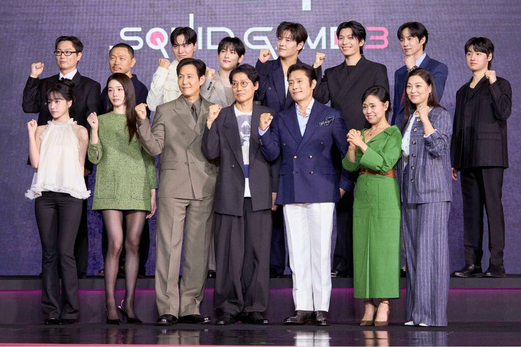 Dao dien va dan dien vien “Squid Game 3” trong hop bao ngay 9.6. Anh: Netflix