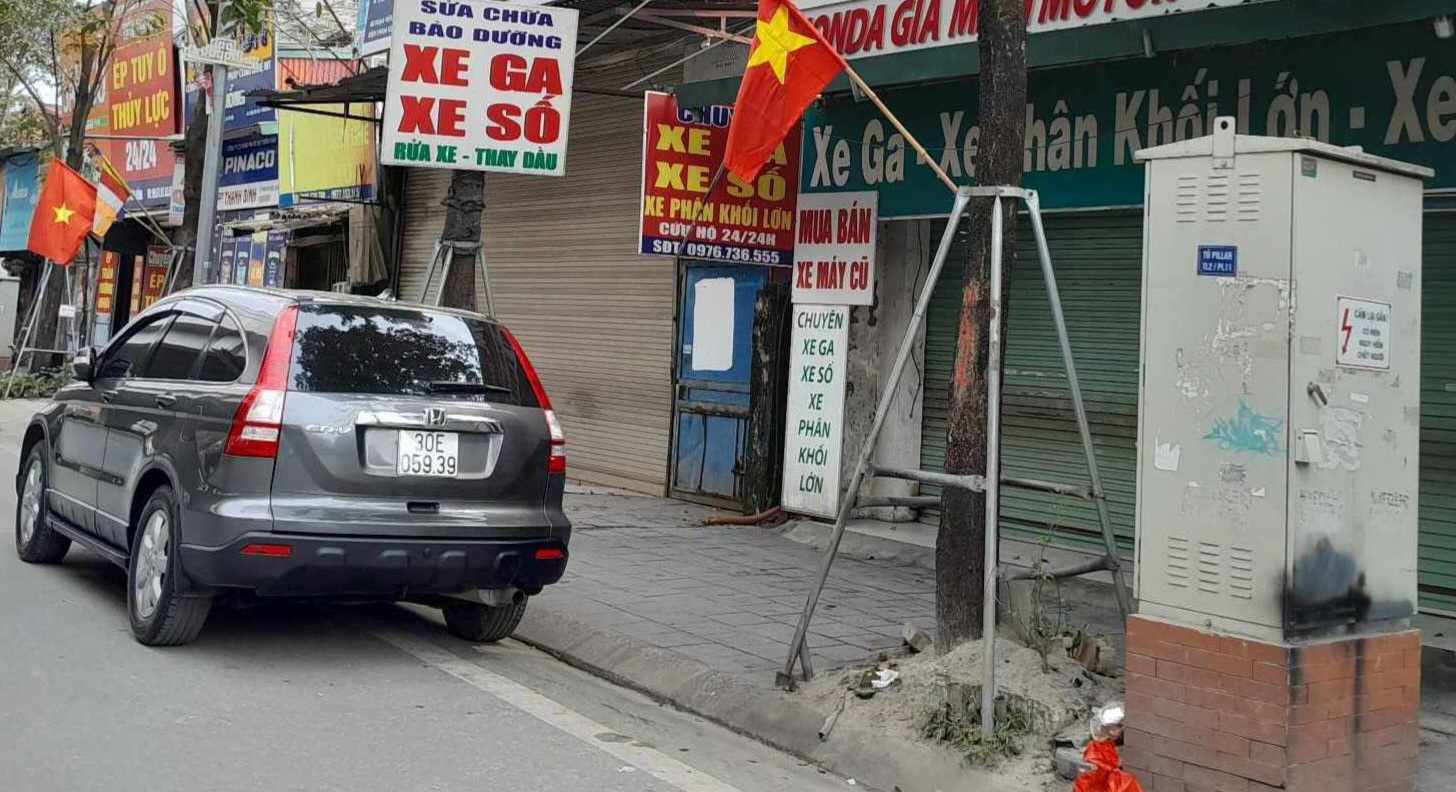 En la vispera de las emisiones de motocicletas, muchas motocicletas de gasolina viejas todavia eran muy sombrias. Foto: Xuyen Dong