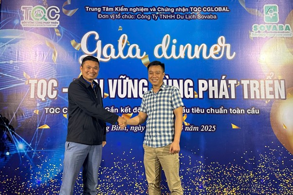 Representative of TQC CGLOBAL Central region (left) and director of Sovaba Travel (right) in the 4-day, 3-night Quang Binh Tour Gala dinner. Photo: Sovaba Travel