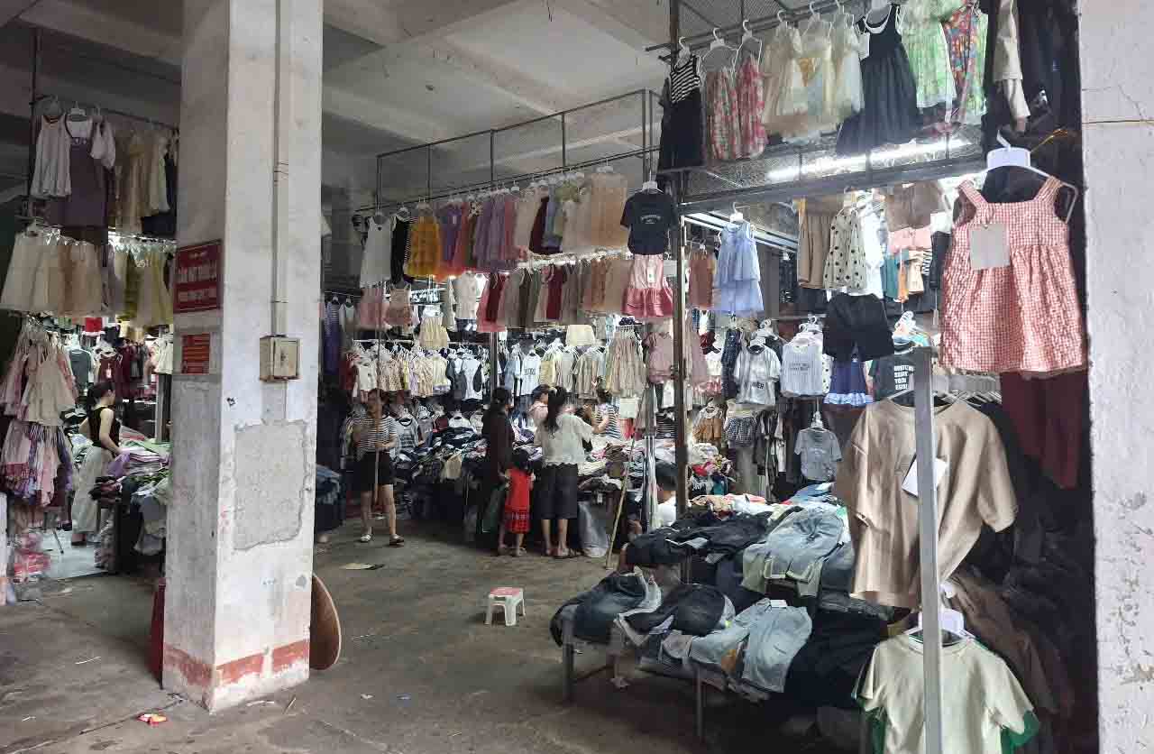 Many kiosks in Ha Tinh City Market have been opened for sale by traders after several days of closure. Photo: Tran Tuan.
