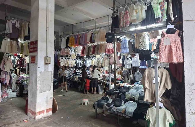 Tiểu thương ở chợ TP Hà Tĩnh thấp thỏm vừa bán hàng vừa lo bị kiểm tra