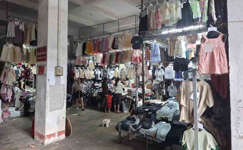Many kiosks in Ha Tinh City Market have been opened for sale by traders after several days of closure. Photo: Tran Tuan.