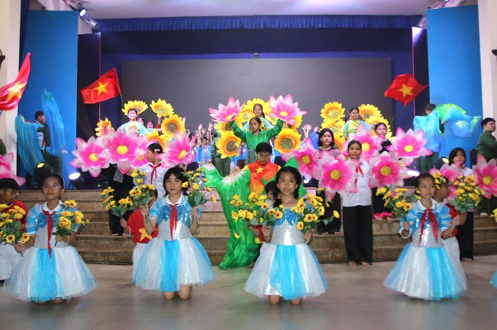 Los niños interpretaron musica el dia inaugural del campamento de verano de Thanh da. Foto: Duc Long
