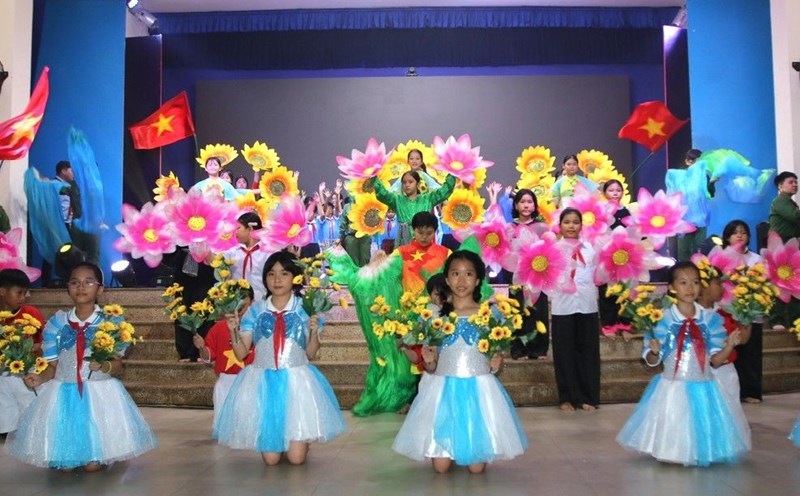 Children perform art on the opening day of Thanh Da Summer Camp. Photo: Duc Long