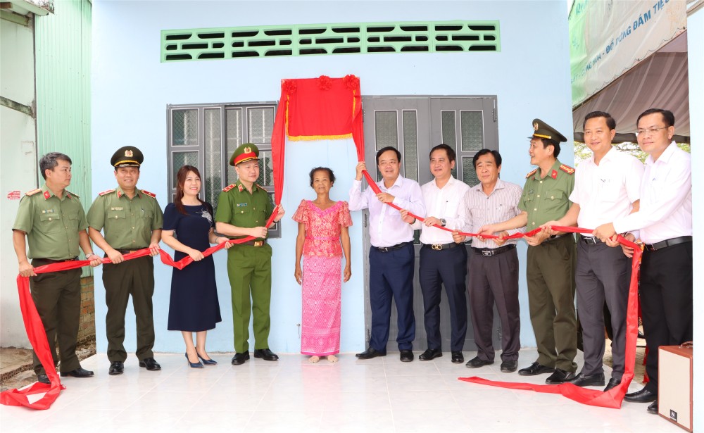 Lieutenant General Nguyen Ngoc Lam, Deputy Minister of Public Security and leaders of the Provincial Party Committee and People's Committee of Bac Lieu province performed the handover ceremony of the house to Ms. Son Sa Qui. She was deeply moved when poor people like her lived in a solid house. Photo: Trong Nguyen