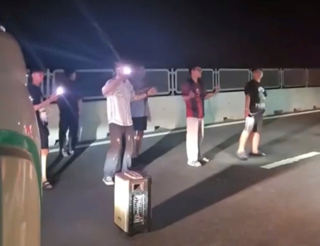 Hinh anh nhom ban tre hat karaoke tren cao toc khi cho ket xe thoi gian dai. Anh: Son Hai