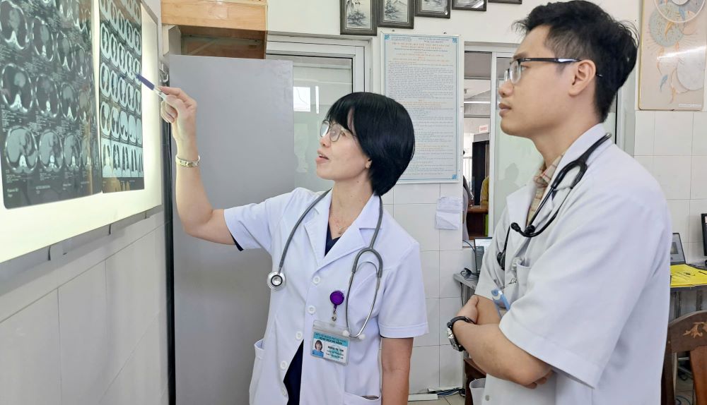 Cac bac si xem anh chup CT benh nhan. Anh: BVDN