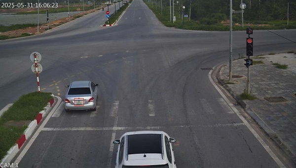 El auto de matricula de Hanoi pasa la luz roja en la encrucijada de Nguyen Van Linh - Truong Chinh, Bac Giang City, provincia de Bac Giang. Foto: Policia de Bac Giang