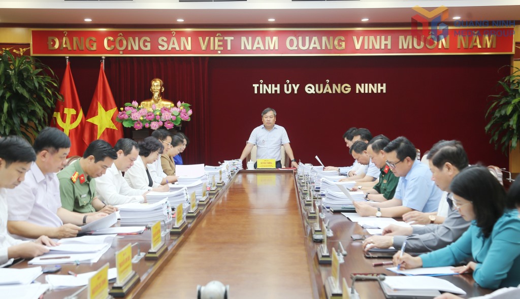 The Standing Committee of the Quang Ninh Provincial Party Committee listens to reports on personnel plans for new communes, wards and special zones. Photo: Quang Ninh Provincial Media Center