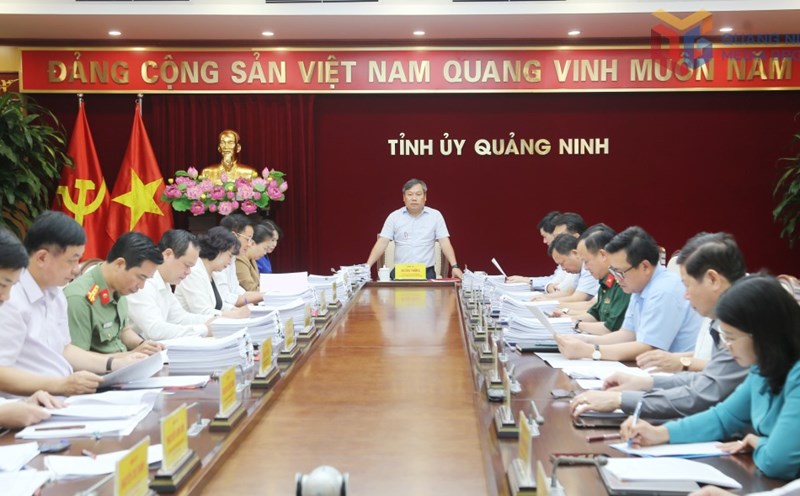 The Standing Committee of the Quang Ninh Provincial Party Committee listens to reports on personnel plans for new communes, wards and special zones. Photo: Quang Ninh Provincial Media Center