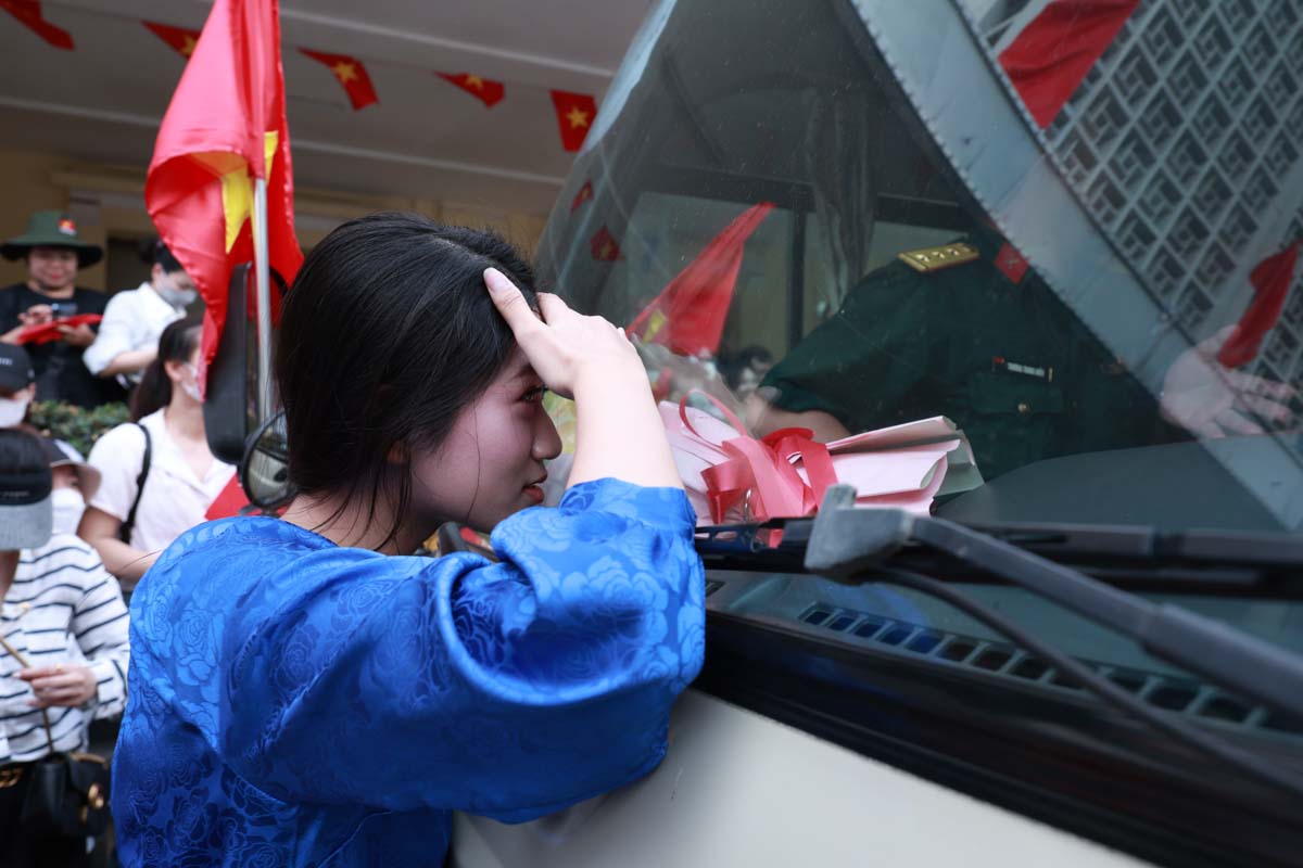 Un joven trato de mirar por la ventana del automovil donde se sento el teniente Le Hoang Hiep. Foto: Hai Nguyen
