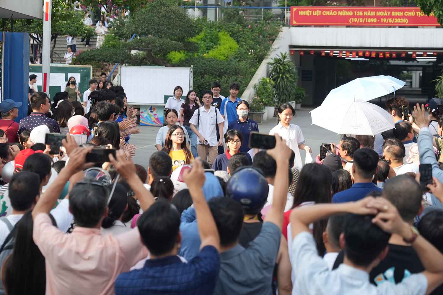 Candidates completed their subject test at the Hanoi - Amsterdam High School for the Gifted exam site on the afternoon of June 9. Photo: Song Huu