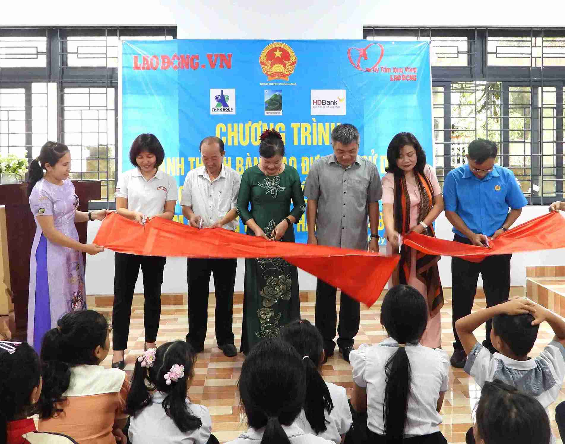 Los delegados cortaron la cinta para que entreguen y ponen en uso Ea Bong Primary School (D'Ham Buon School). Foto: Bao Trung