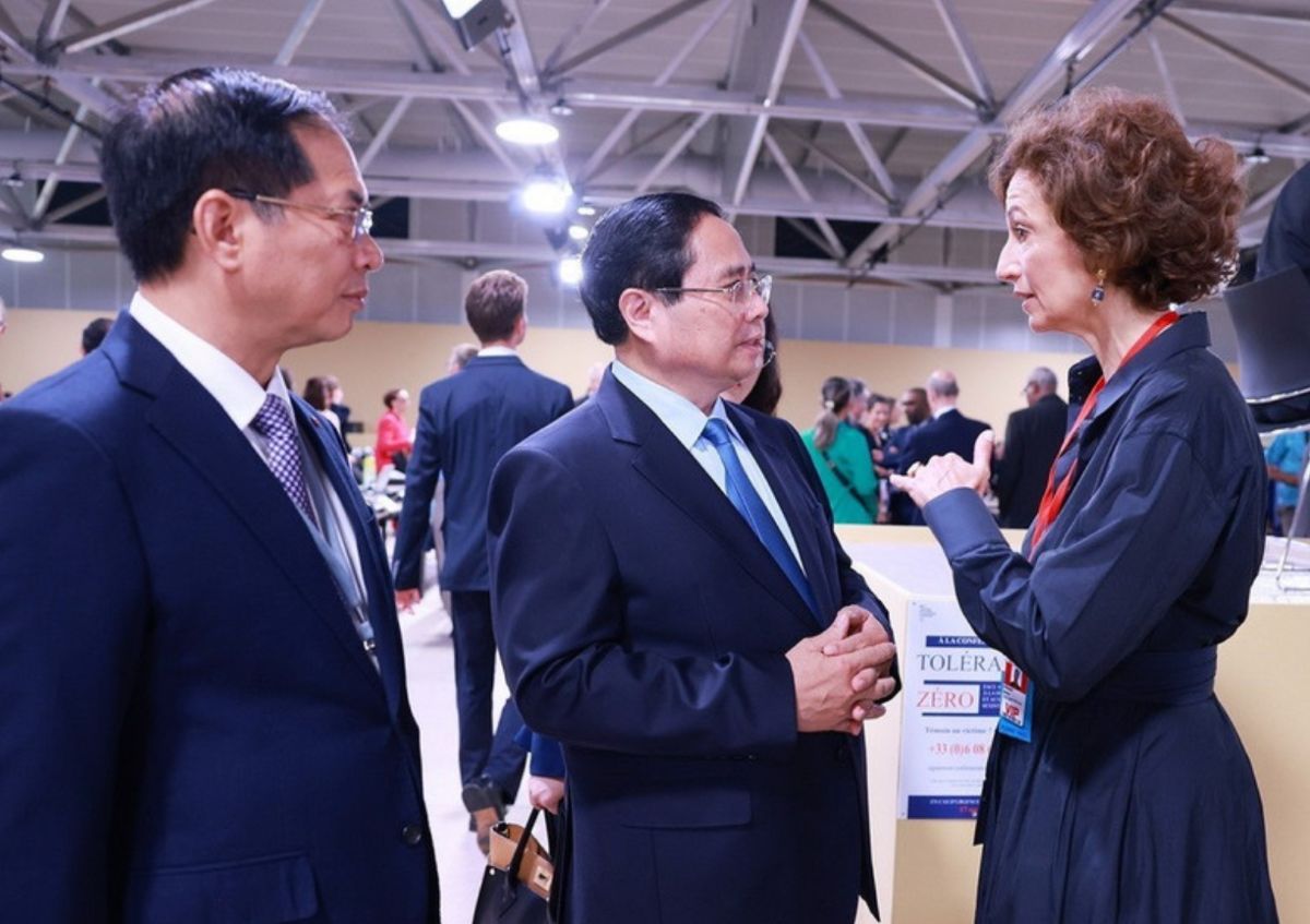 Miembro de Politburo, el primer ministro Pham Minh Chinh y el viceprimer ministro, el ministro de Relaciones Exteriores, Bui Thanh, se reunio con el director general de la UNESCO Andrey Azoulay. Foto: VNA