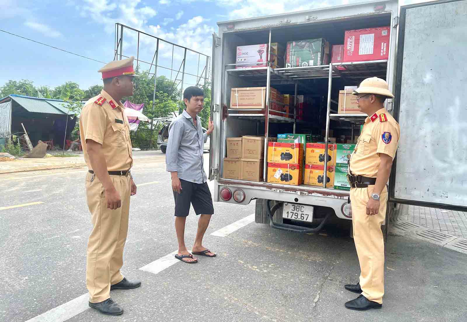 Lô hàng không rõ nguồn gốc vận chuyển trên xe tải bị CSGT Hà Tĩnh phát hiện, bắt giữ. Ảnh: Công an Hà Tĩnh.