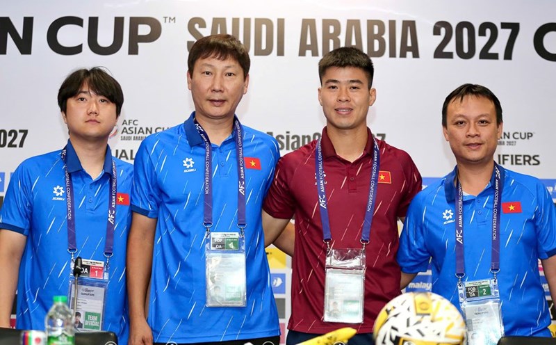 Coach Kim Sang-sik and captain Duy Manh of the Vietnamese team are both confident before the match with the Malaysian team. Photo: VFF
