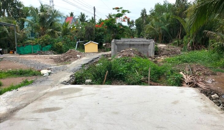 El auditor audito una seccion de carretera del proyecto en BAC en Lieu a la agencia de investigacion de la provincia de BAC en Lieu debido a la deteccion de signos de violaciones. Foto: Nhat Ho