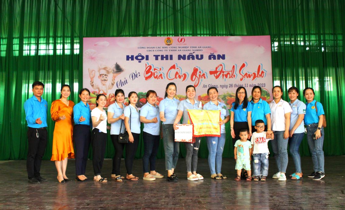 Cong ty ho tro va phoi hop Cong doan co so to chuc “Bua com gia dinh Samho” cho doan vien tai Di tich quoc gia dac biet Khu luu niem Chu tich Ton Duc Thang. Anh: Thanh Mai
