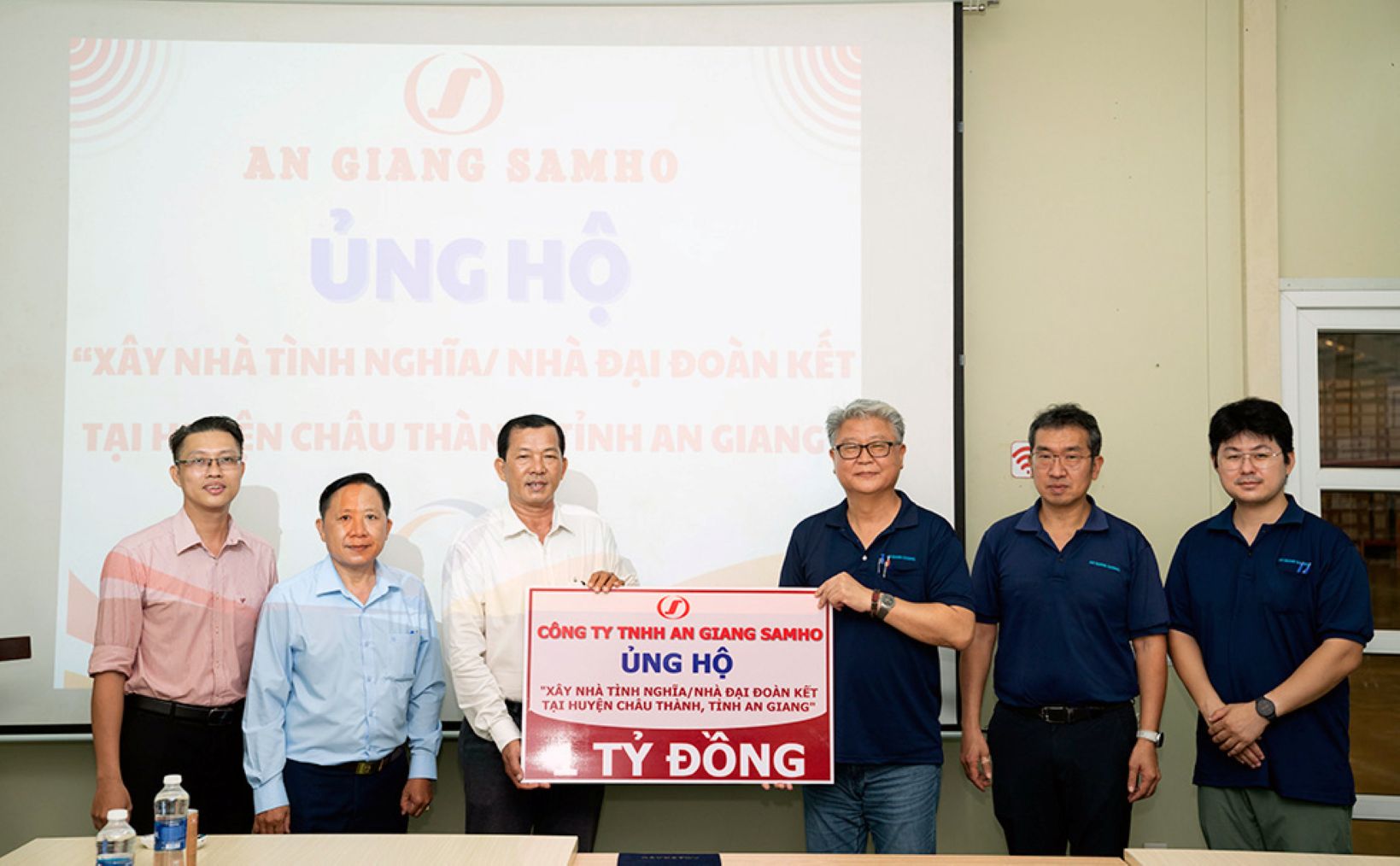 Lanh dao doanh nghiep ky ket thoa thuan ung ho 1 ti dong cho Quy Vi nguoi ngheo. Anh: Cong thong tin dien tu An Giang