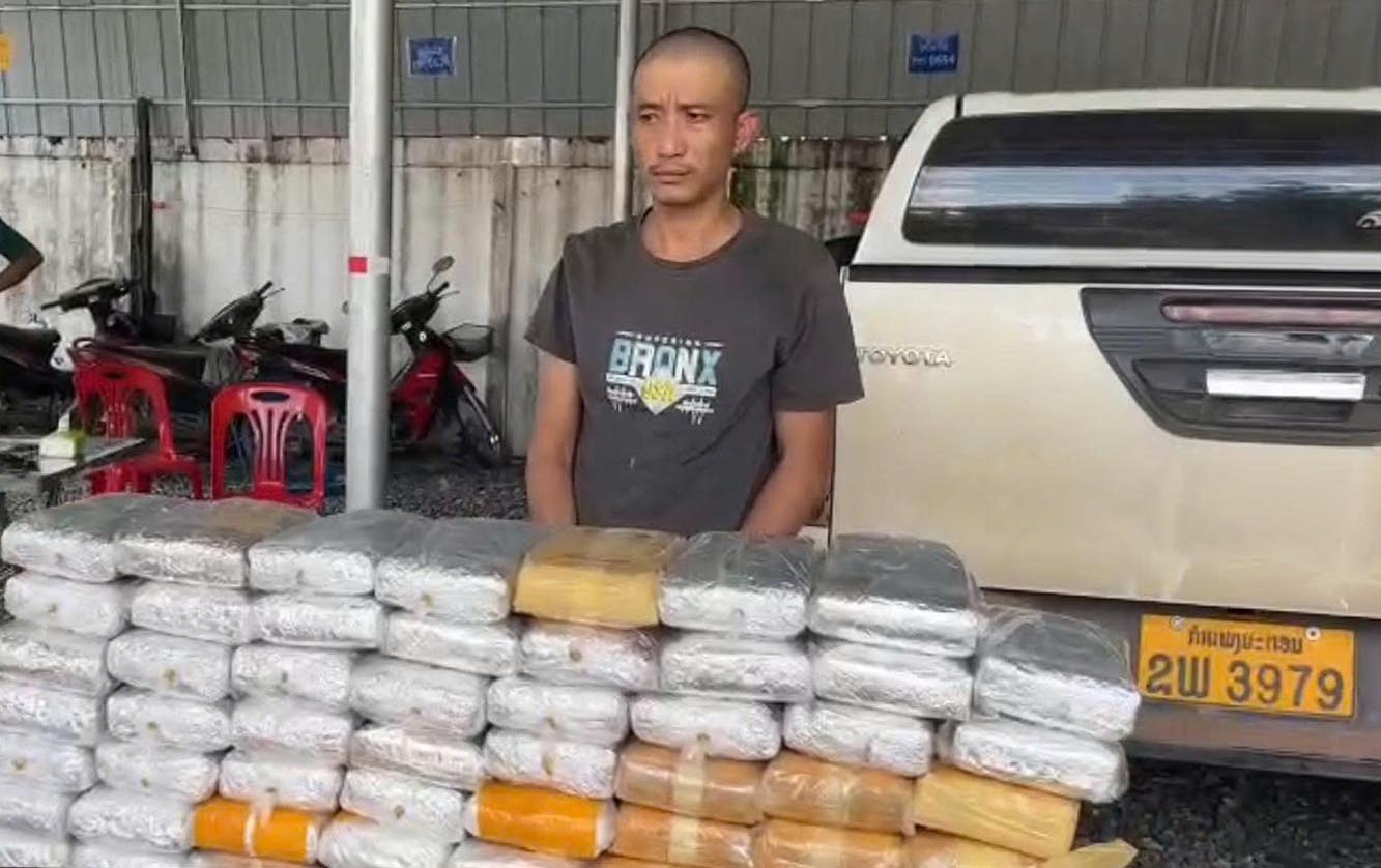 Đối tượng Vàng A Minh cùng tang vật là 67 bánh ma túy tổng hợp bị lực lượng chức năng bắt giữ. Ảnh: Công an Điện Biên