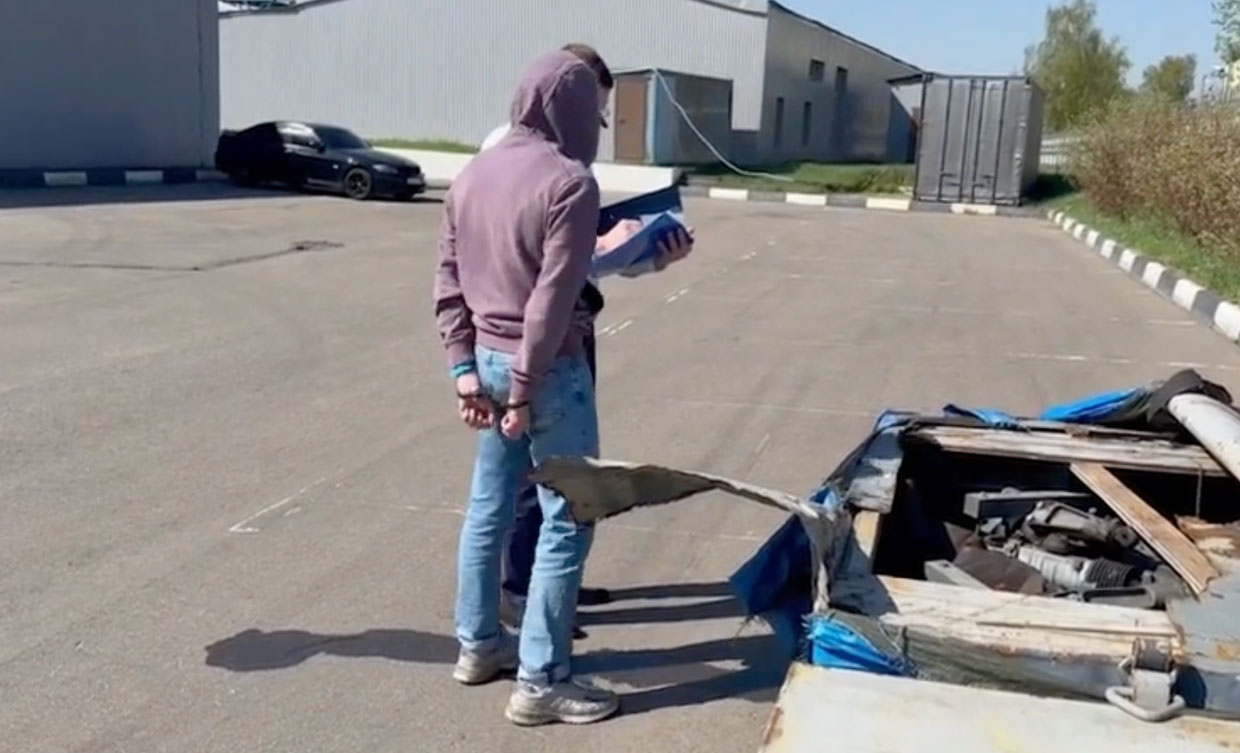 The subject in the smuggling ring wore a purple shirt and was handcuffed. Photo: Russian Federal Security Service (FSB)