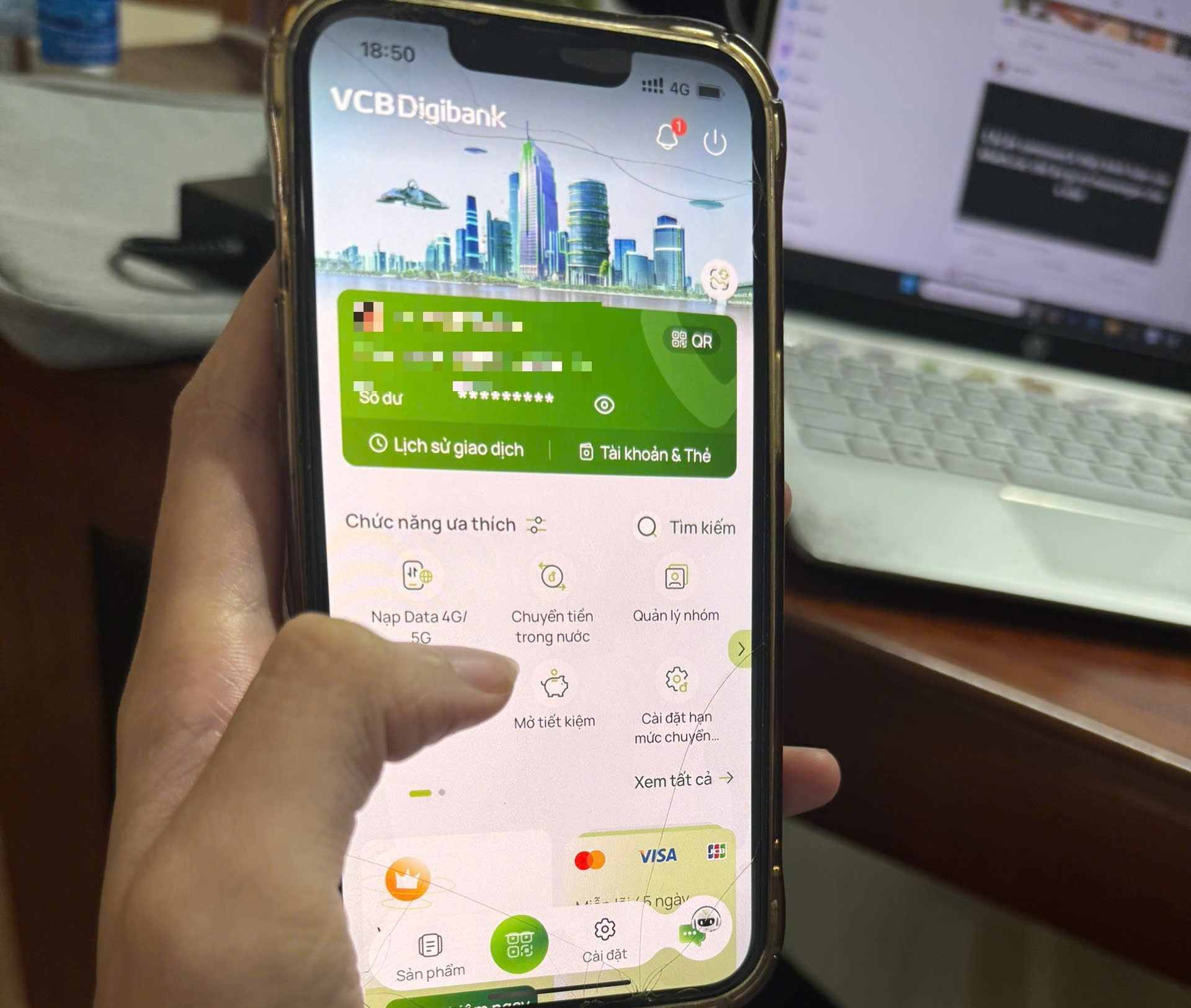 La Sra. D.T.H.H esta siendo apoyada por las partes interesadas para recuperar la transferencia incorrecta. Foto: Bao Trung